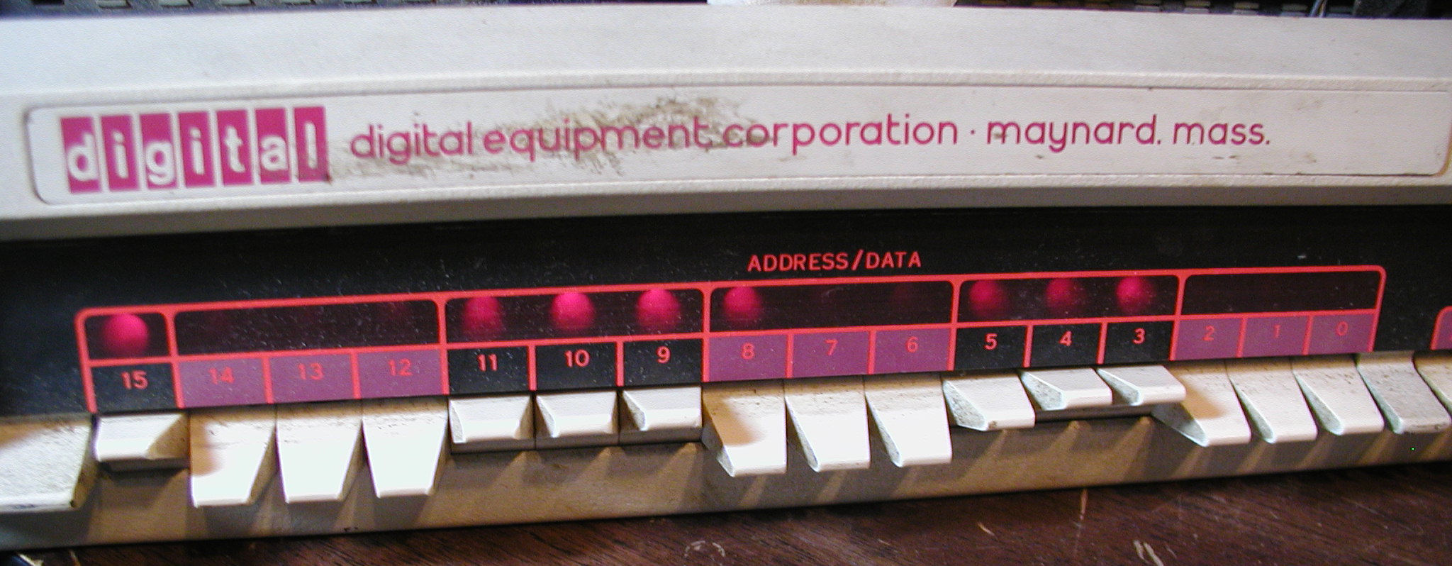 DECPDP1105S_front-panel-lights.jpg